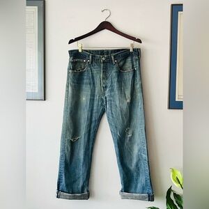LEVI’S DISTRESSED straight leg jeans